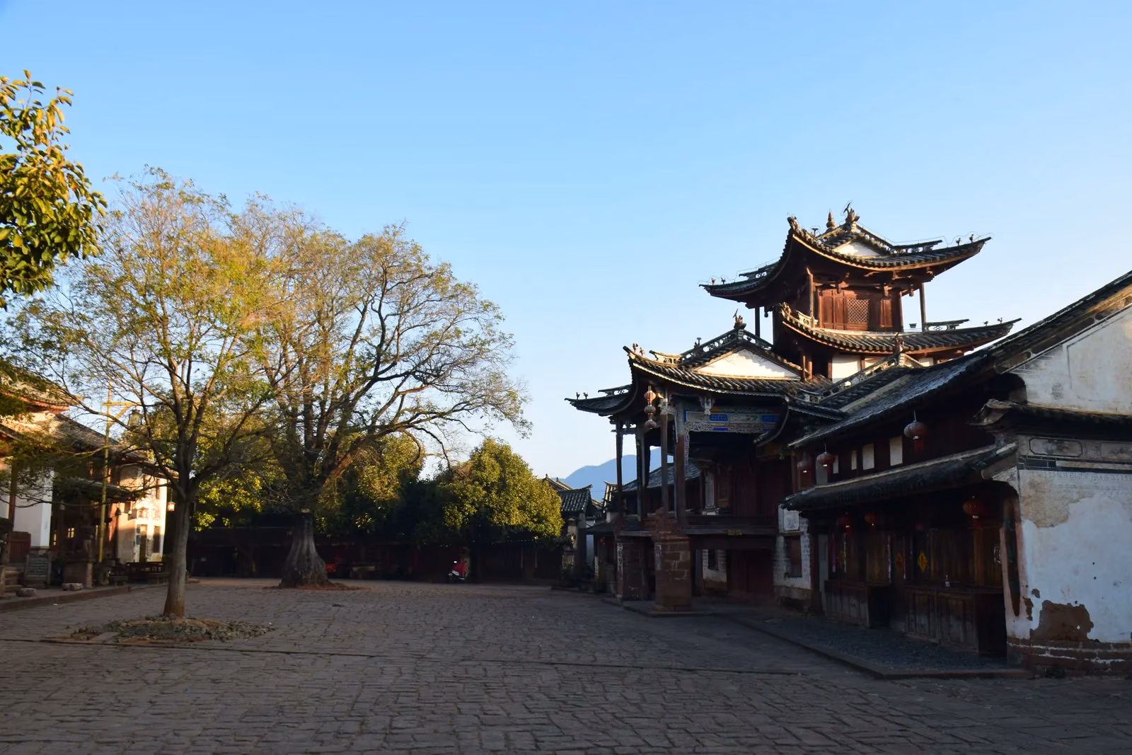Gepflasterter Sideng-Platz mit dem hölzernen Theater von Shaxi