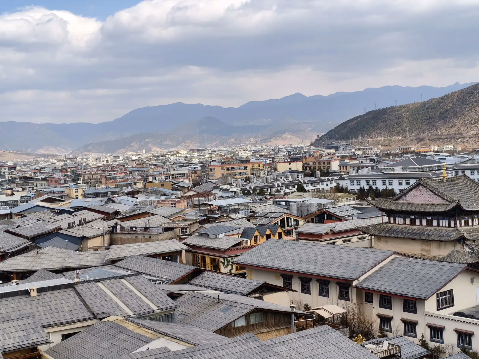 山下的獨克宗灰瓦屋頂,後方延伸到香格里拉市區。